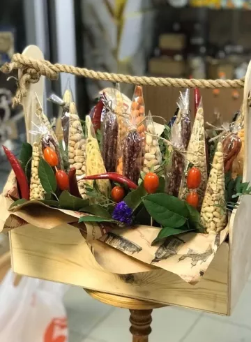 Композиция в ящике «Закусочная» от интернет-магазина цветов в 