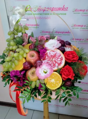 Корзина с фруктами и цветами «Феерия красок» от интернет-магазина цветов в 