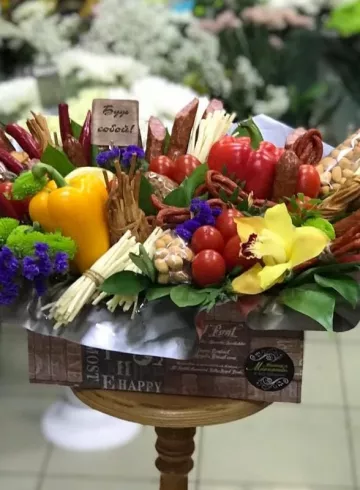 Композиция в ящике «Важная персона» от интернет-магазина цветов в 