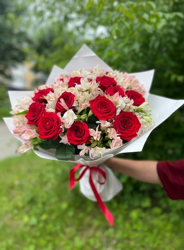 Букет из 15 роз и альстромерии «Афродита» от интернет-магазина цветов в 