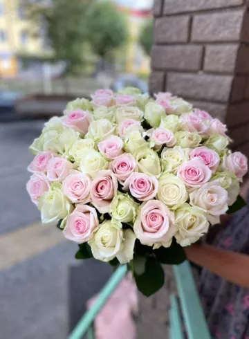 Букет из 51 розы «Сахарная вата» от интернет-магазина цветов в 