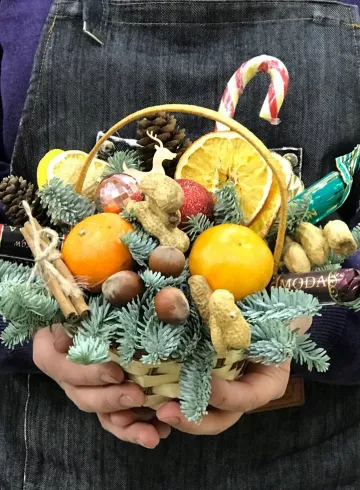 Новогодняя композиция «Золотые искры» от интернет-магазина цветов в 