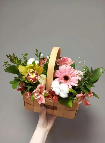 Композиция «Лукошко» от интернет-магазина цветов в 