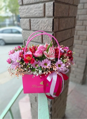 Композиция в сумочке « Цветочный привет» от интернет-магазина цветов в 