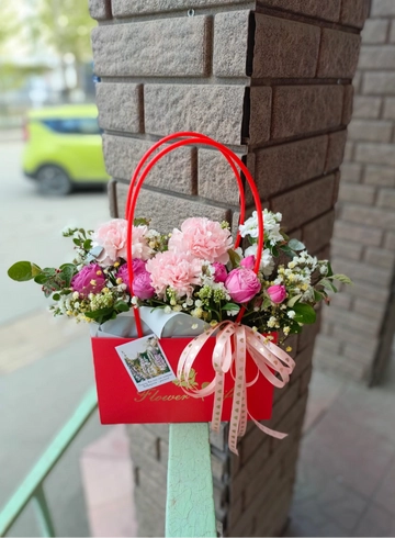 Композиция в сумочке «Жемчужный рай» от интернет-магазина цветов в 