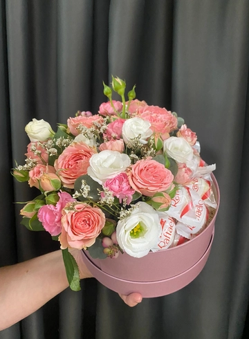 Композиция с конфетами «Гламур» от интернет-магазина цветов в 